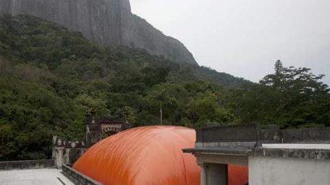 COATING THE ROOMS IN BALLOON